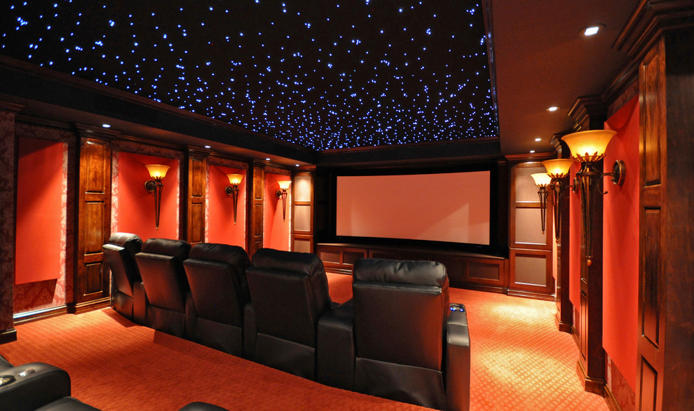 Источник вдохновения для домашнего уюта: изолированный домашний кинотеатр среднего размера в классическом стиле с красными стенами, ковровым покрытием, проектором и оранжевым полом