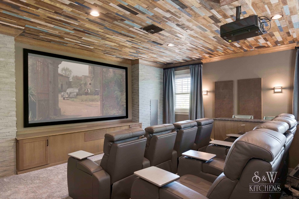 Immagine di un ampio home theatre stile marinaro chiuso con pareti marroni, moquette, schermo di proiezione e pavimento beige