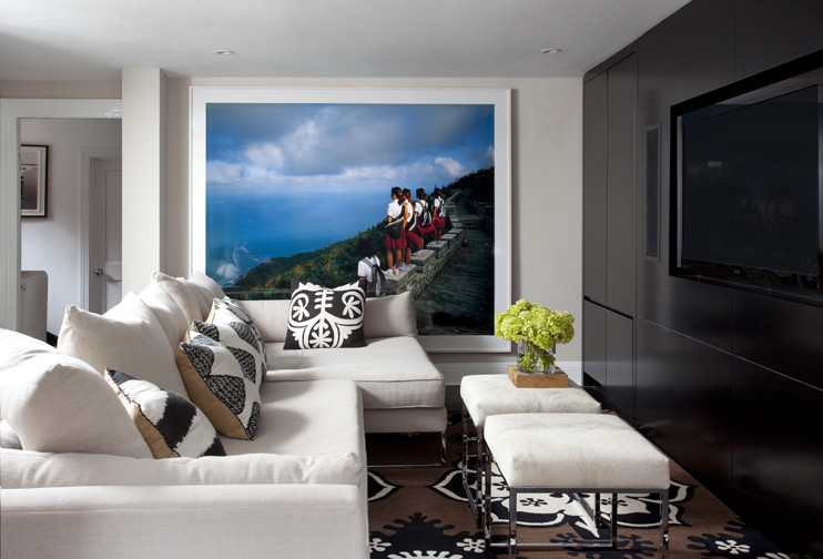 Ejemplo de cine en casa moderno de tamaño medio con paredes blancas
