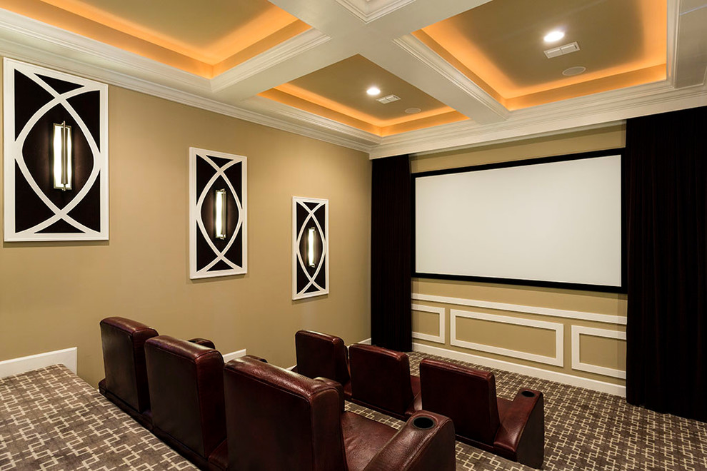 На фото: домашний кинотеатр в стиле неоклассика (современная классика) с бежевыми стенами и ковровым покрытием