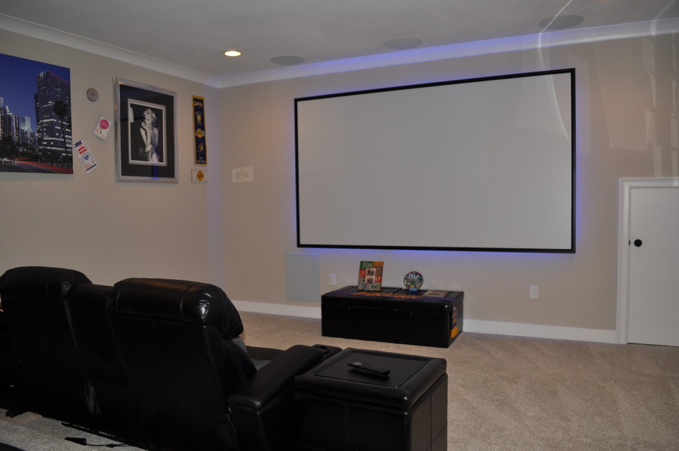 Exemple d'une grande salle de cinéma moderne avec un mur beige, moquette, un écran de projection et un sol beige.