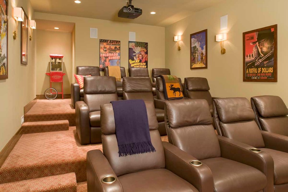 Cette image montre une salle de cinéma design avec un mur beige.