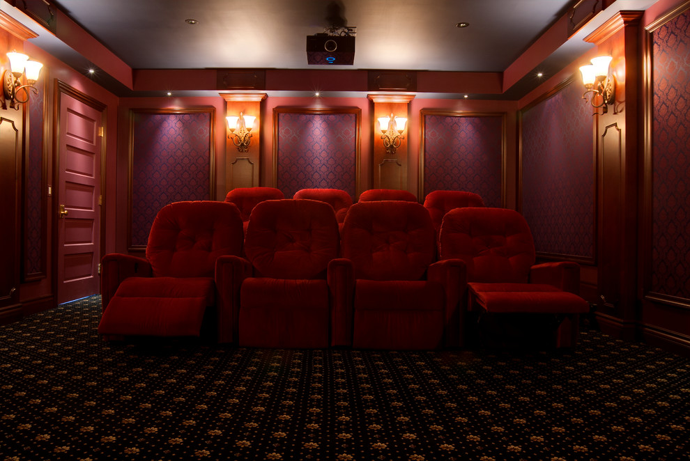 На фото: большой изолированный домашний кинотеатр в классическом стиле с разноцветными стенами, ковровым покрытием и проектором с