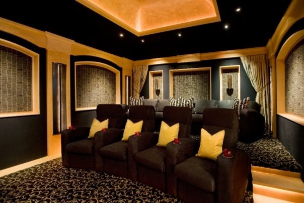 Immagine di un grande home theatre design chiuso con pareti verdi, moquette e TV a parete