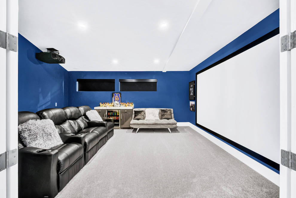 Foto de cine en casa cerrado contemporáneo de tamaño medio con paredes azules, moqueta, pantalla de proyección y suelo beige