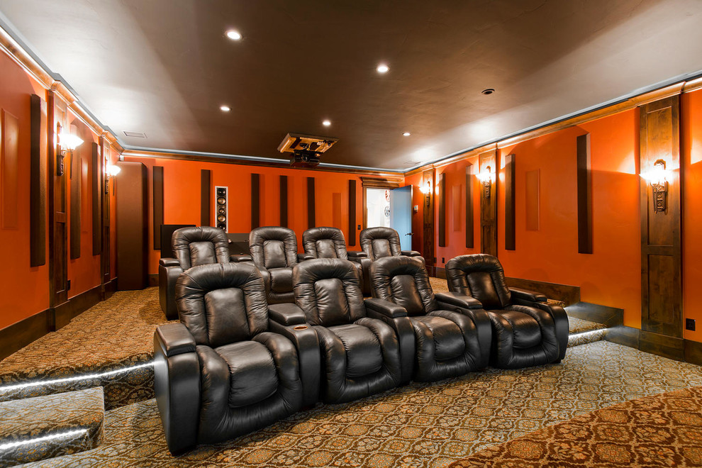 Bild på ett medelhavsstil hemmabio, med orange väggar och flerfärgat golv