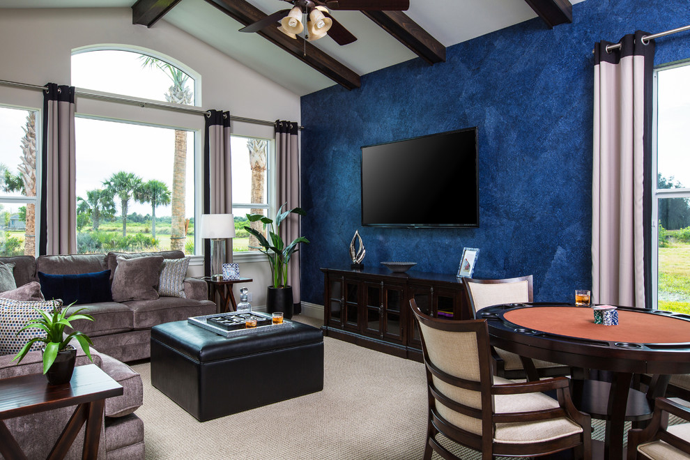 Großes, Offenes Maritimes Heimkino mit blauer Wandfarbe, Teppichboden und TV-Wand in Miami