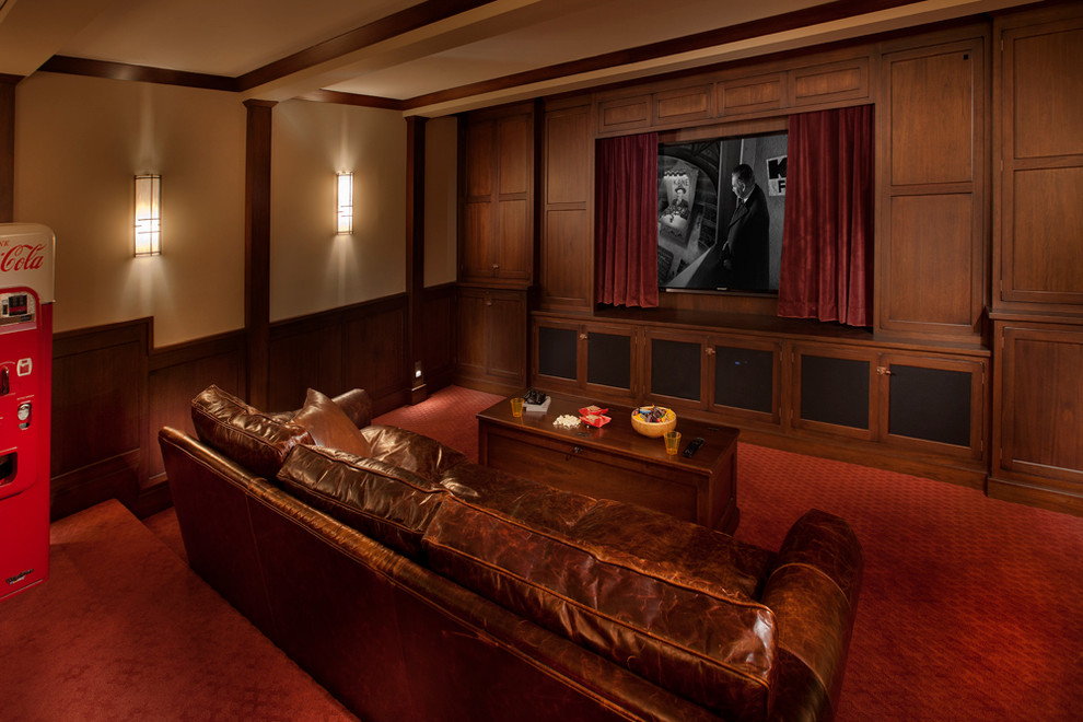 Ejemplo de cine en casa cerrado tradicional grande con paredes marrones, moqueta y pared multimedia