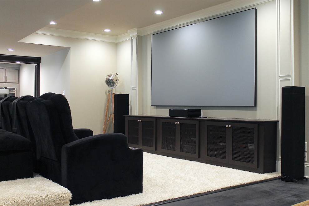 Ejemplo de cine en casa abierto contemporáneo grande con paredes beige, moqueta, pantalla de proyección y suelo beige