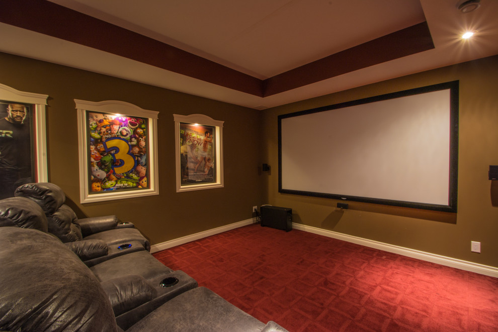 На фото: изолированный домашний кинотеатр среднего размера в стиле ретро с бежевыми стенами, ковровым покрытием, проектором и красным полом с