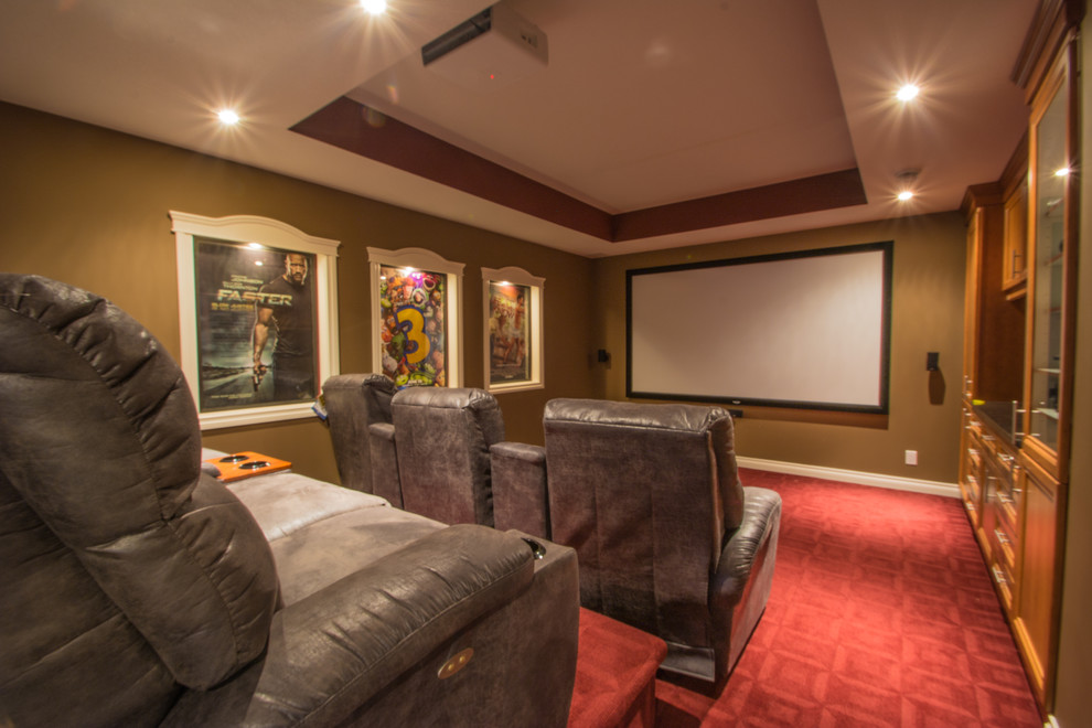 Пример оригинального дизайна: изолированный домашний кинотеатр среднего размера в стиле ретро с бежевыми стенами, ковровым покрытием, проектором и красным полом