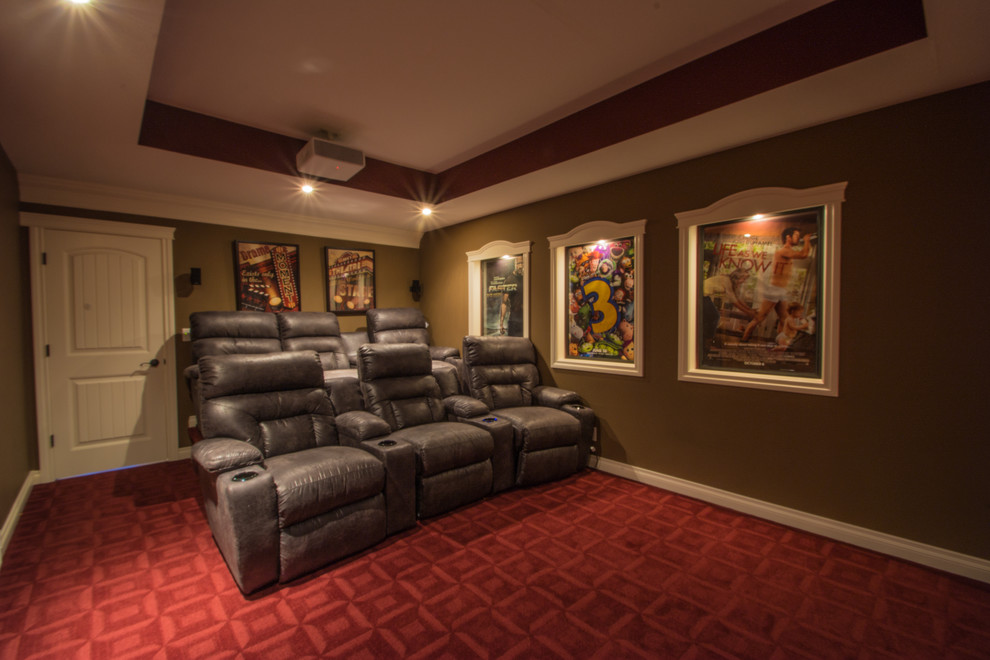 На фото: изолированный домашний кинотеатр среднего размера в стиле ретро с бежевыми стенами, ковровым покрытием, мультимедийным центром и красным полом