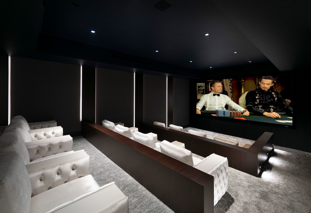 Идея дизайна: огромный открытый домашний кинотеатр в современном стиле с черными стенами, ковровым покрытием, проектором и серым полом