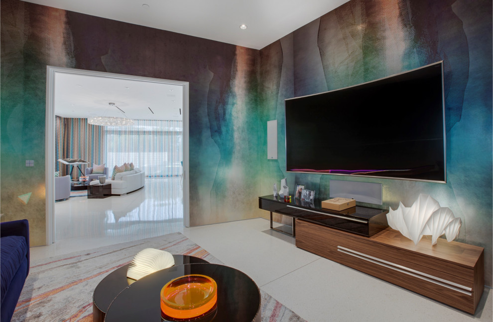 Exempel på ett stort modernt avskild hemmabio, med travertin golv, en väggmonterad TV och flerfärgade väggar