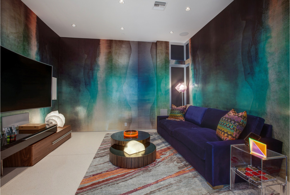 Inspiration för stora moderna avskilda hemmabior, med travertin golv, en väggmonterad TV och flerfärgade väggar