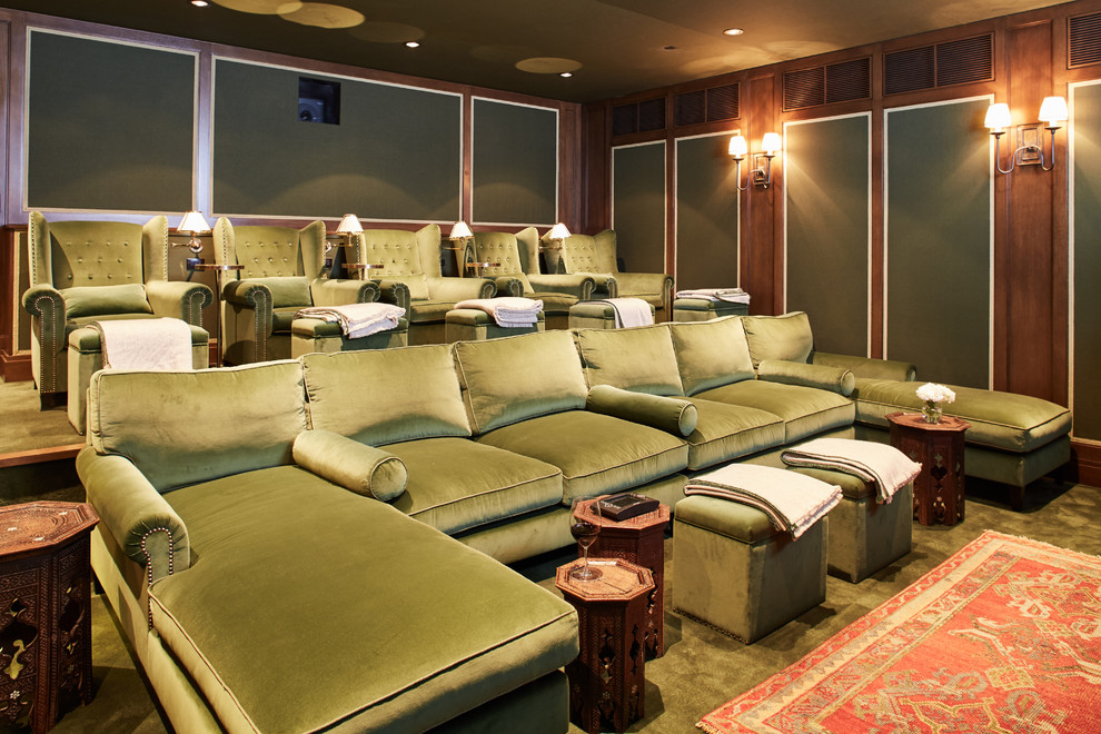 На фото: изолированный домашний кинотеатр в средиземноморском стиле с зелеными стенами, ковровым покрытием и зеленым полом