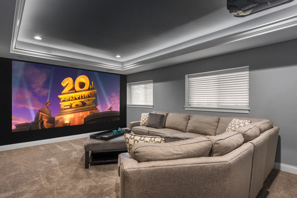 Imagen de cine en casa tradicional renovado grande con moqueta, pantalla de proyección, suelo marrón y paredes grises