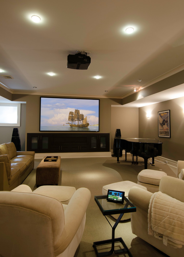 Inspiration pour une grande salle de cinéma traditionnelle ouverte avec un mur beige, moquette, un écran de projection et un sol beige.