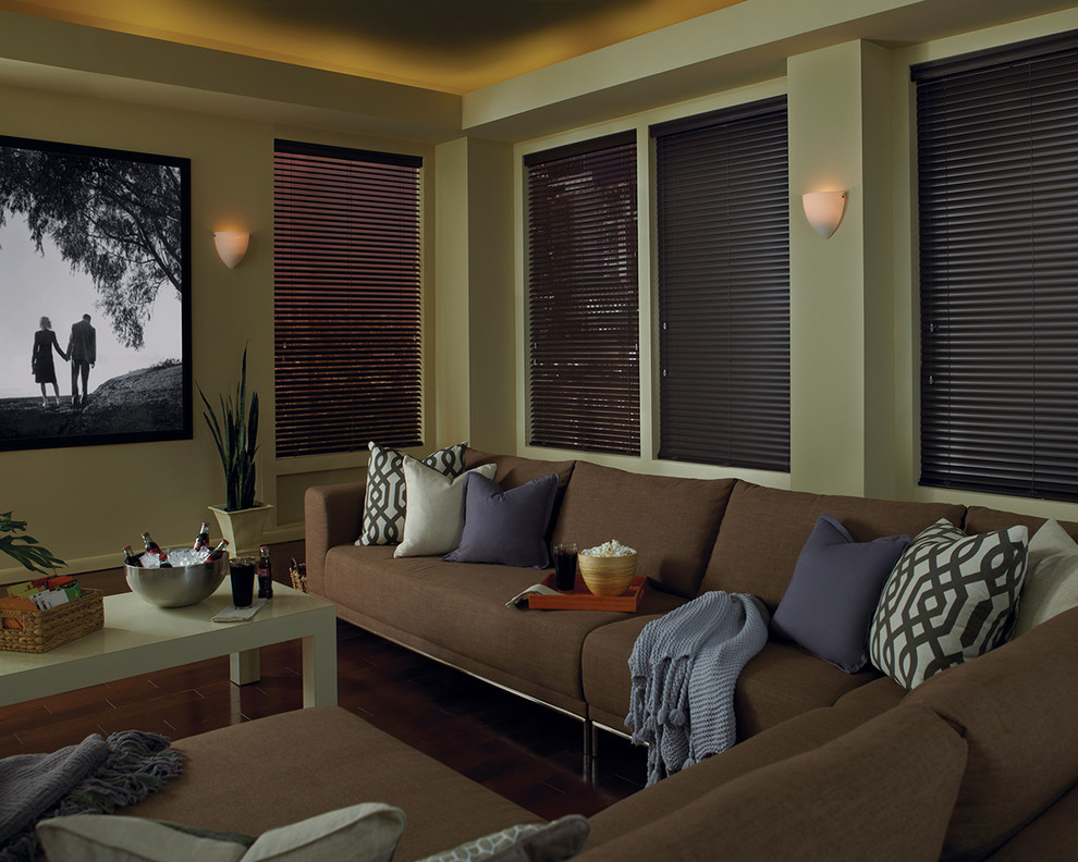 Источник вдохновения для домашнего уюта: изолированный домашний кинотеатр среднего размера в современном стиле с желтыми стенами, паркетным полом среднего тона и телевизором на стене