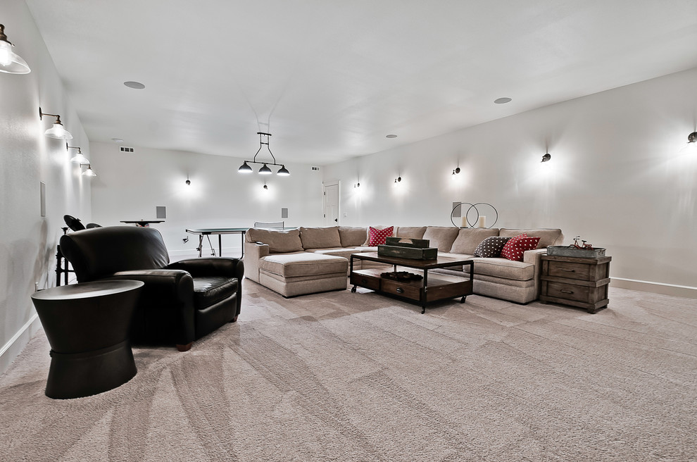 他の地域にあるラグジュアリーな巨大なトラディショナルスタイルのおしゃれな独立型シアタールーム (白い壁、セラミックタイルの床、壁掛け型テレビ、ベージュの床) の写真