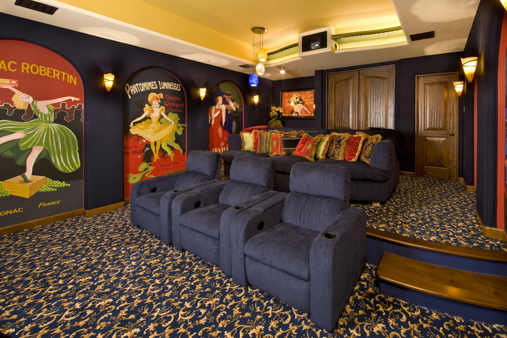 На фото: изолированный домашний кинотеатр в стиле фьюжн с ковровым покрытием, проектором и разноцветным полом