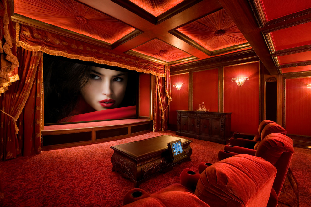 Свежая идея для дизайна: изолированный домашний кинотеатр в классическом стиле с красными стенами, ковровым покрытием и красным полом - отличное фото интерьера
