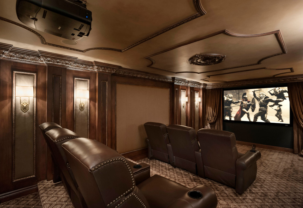 На фото: большой изолированный домашний кинотеатр в классическом стиле с ковровым покрытием, проектором и коричневыми стенами с