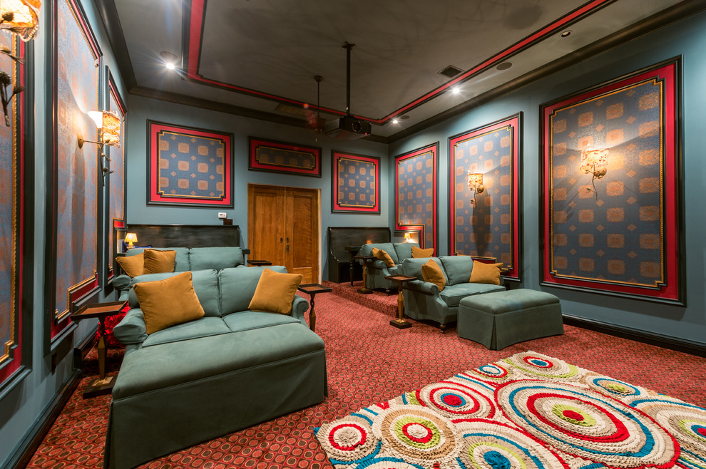 Стильный дизайн: изолированный домашний кинотеатр в средиземноморском стиле с синими стенами, ковровым покрытием, проектором и разноцветным полом - последний тренд