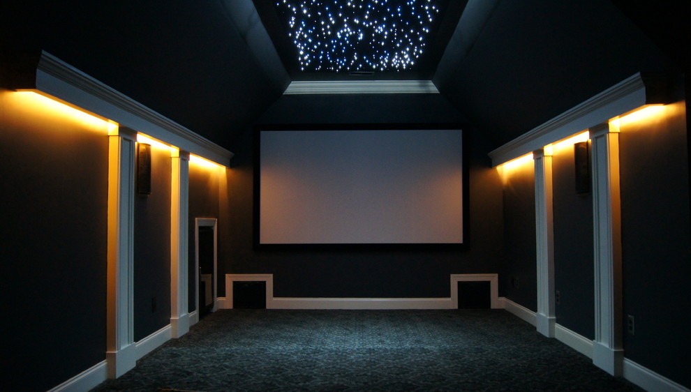 Ejemplo de cine en casa cerrado minimalista de tamaño medio con paredes grises, moqueta y pantalla de proyección