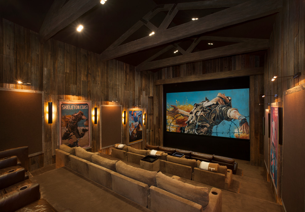 Diseño de cine en casa abierto rústico extra grande con paredes marrones, moqueta, suelo marrón y pantalla de proyección