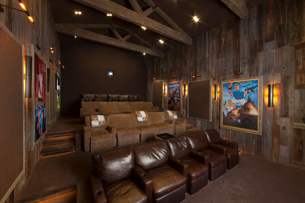 Idée de décoration pour une très grande salle de cinéma chalet ouverte avec un mur marron, un sol marron, moquette et un écran de projection.