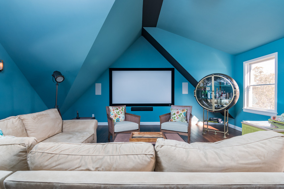ニューヨークにある高級な中くらいなトラディショナルスタイルのおしゃれな独立型シアタールーム (青い壁、竹フローリング、プロジェクタースクリーン、茶色い床) の写真