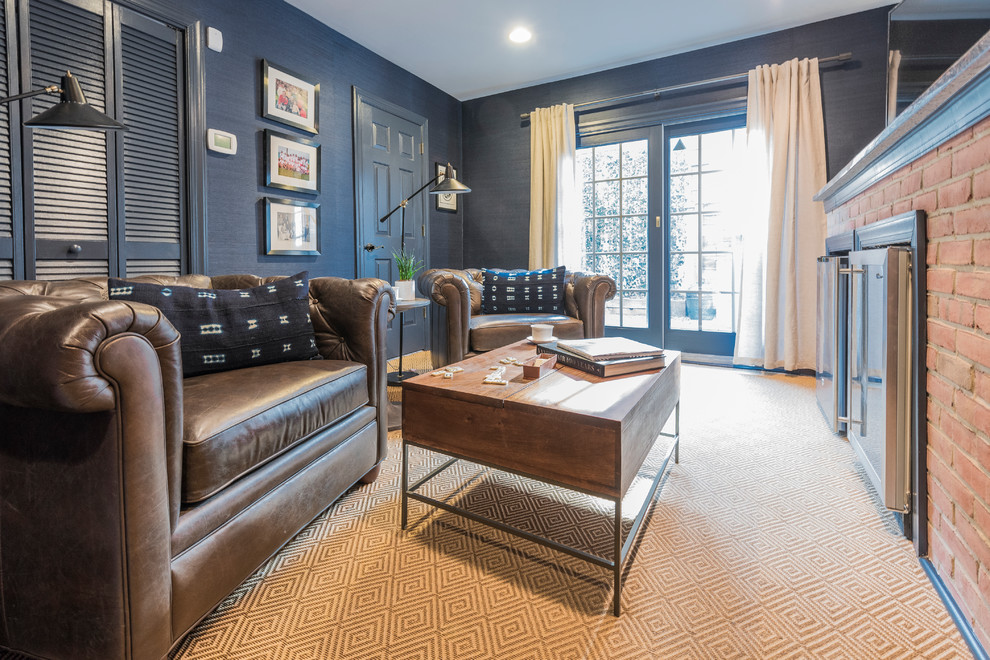 Kleines, Abgetrenntes Klassisches Heimkino mit blauer Wandfarbe, Teppichboden, TV-Wand und beigem Boden in Philadelphia