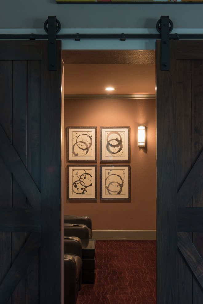 Großes Klassisches Heimkino mit beiger Wandfarbe, dunklem Holzboden und Multimediawand in Dallas