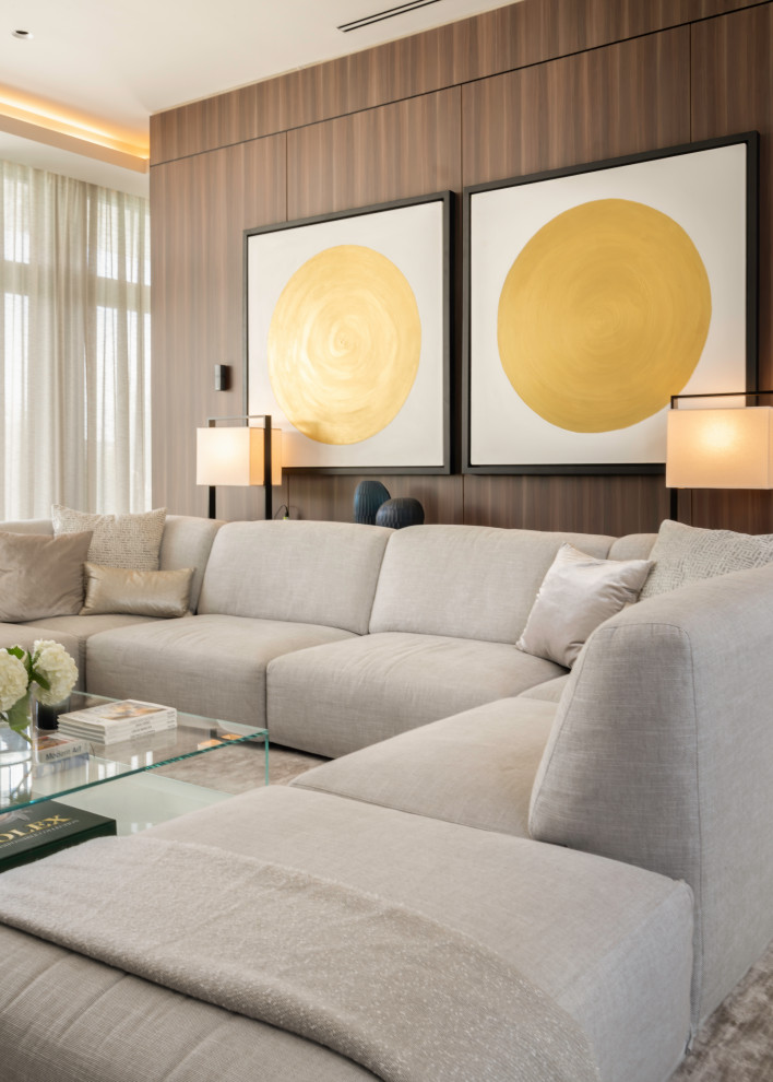 Geräumiges, Offenes Modernes Heimkino mit brauner Wandfarbe, Porzellan-Bodenfliesen, TV-Wand und grauem Boden in Sonstige