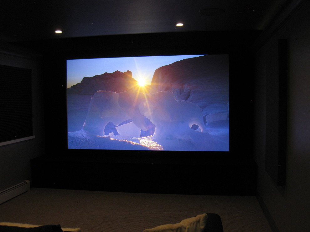 Стильный дизайн: большой изолированный домашний кинотеатр в современном стиле с серыми стенами, ковровым покрытием, проектором и бежевым полом - последний тренд