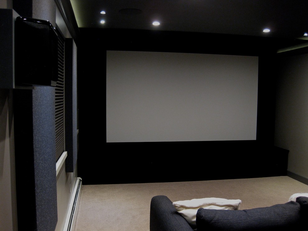 Пример оригинального дизайна: большой изолированный домашний кинотеатр в современном стиле с серыми стенами, ковровым покрытием, проектором и бежевым полом
