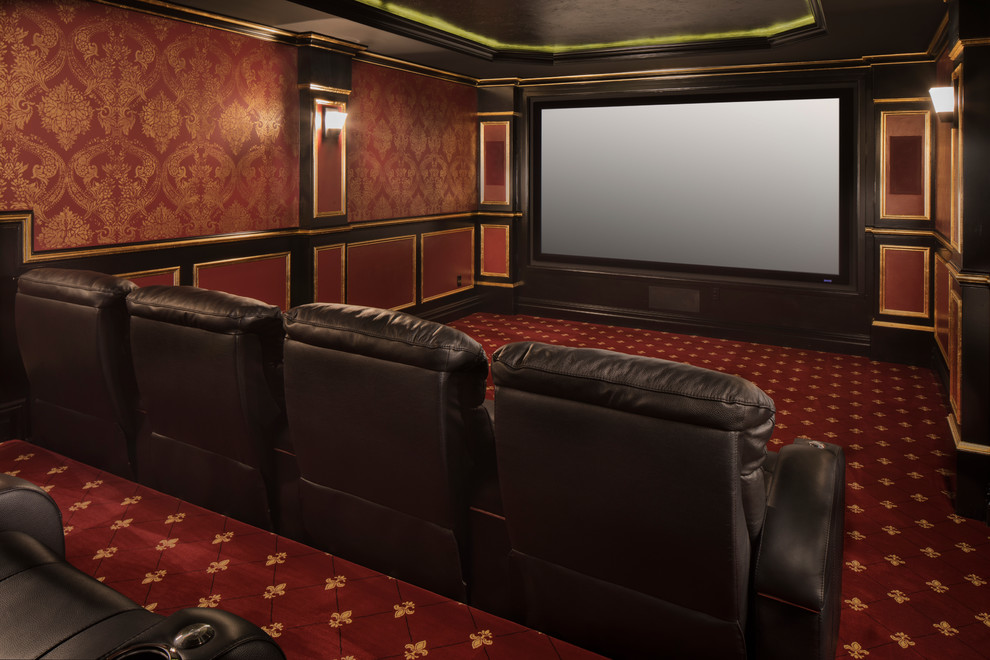 Idee per un home theatre tradizionale chiuso con pareti rosse, moquette e pavimento rosso