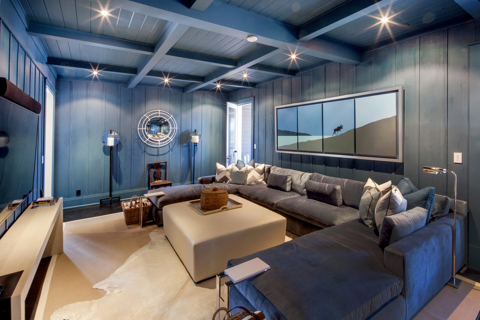 Mittelgroßes, Abgetrenntes Maritimes Heimkino mit blauer Wandfarbe, dunklem Holzboden, TV-Wand und braunem Boden in Toronto