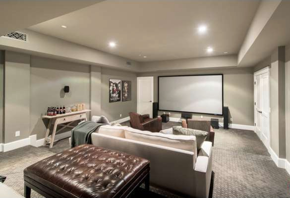 Inspiration pour une salle de cinéma design de taille moyenne et fermée avec un mur gris, moquette, un écran de projection et un sol gris.