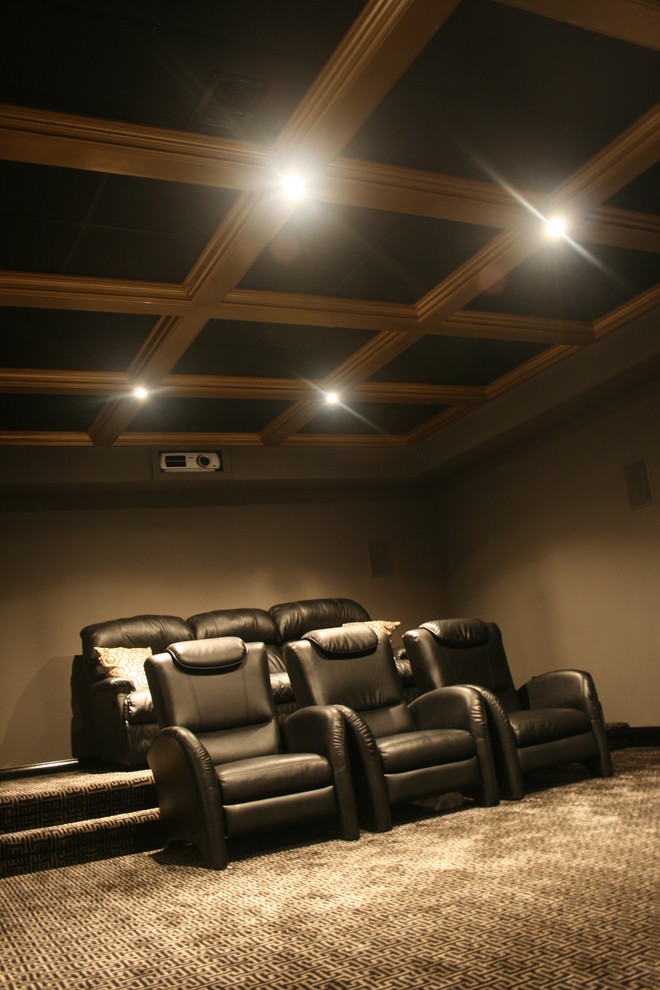 Idée de décoration pour une salle de cinéma tradition de taille moyenne et fermée avec un mur gris, moquette et un écran de projection.