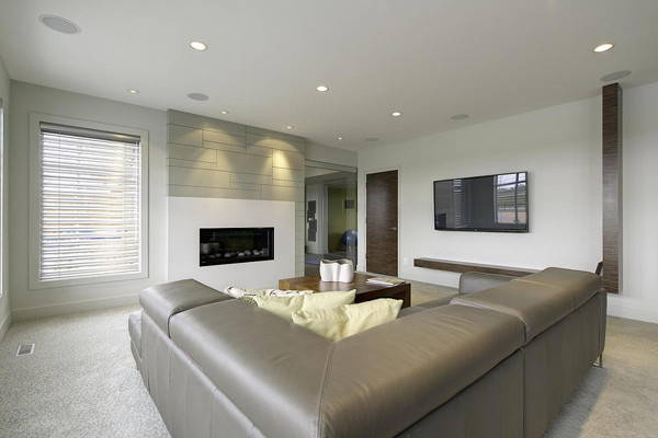 Foto di un grande home theatre minimalista aperto con pareti bianche, moquette, TV a parete e pavimento grigio