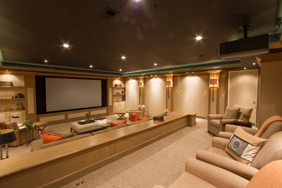 Пример оригинального дизайна: домашний кинотеатр в классическом стиле с ковровым покрытием и бежевым полом