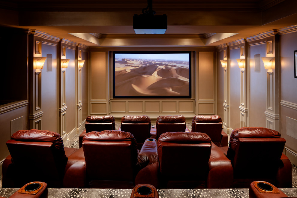 Foto de cine en casa cerrado clásico grande con moqueta y pantalla de proyección