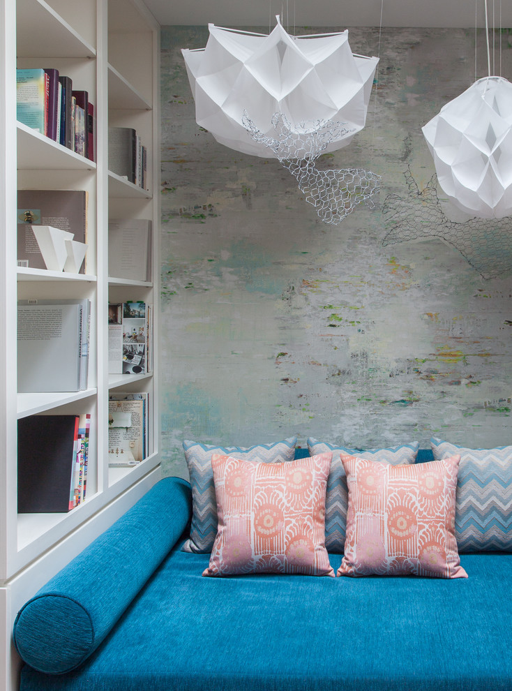 Foto på ett litet eklektiskt avskild hemmabio, med flerfärgade väggar och ljust trägolv