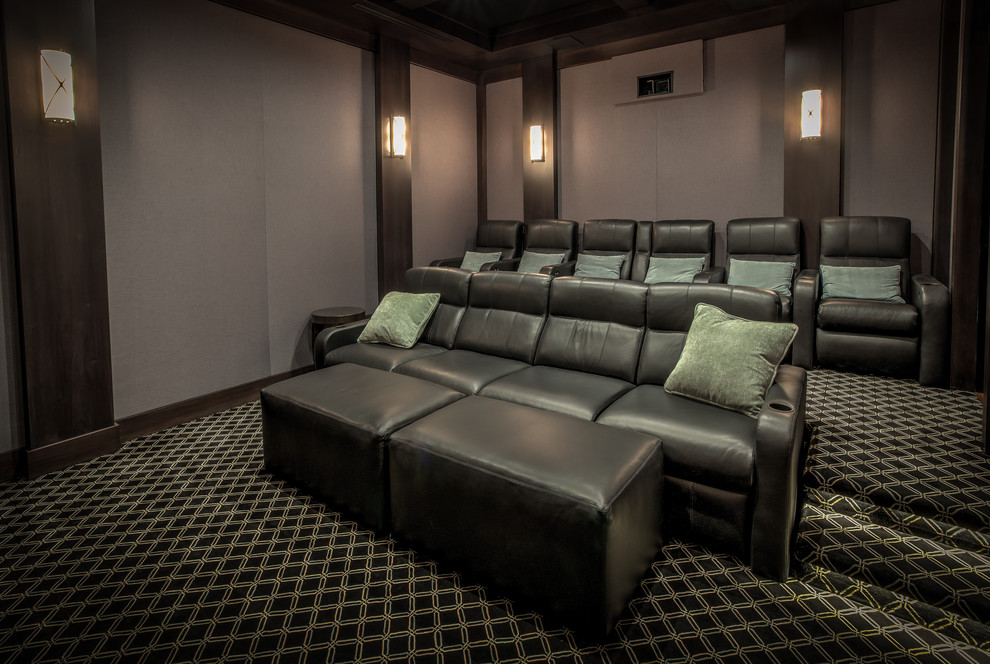 Ejemplo de cine en casa cerrado actual grande con paredes marrones, moqueta, pantalla de proyección y suelo multicolor