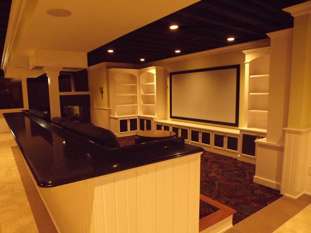 Exemple d'une grande salle de cinéma chic ouverte avec un mur beige, moquette et un écran de projection.