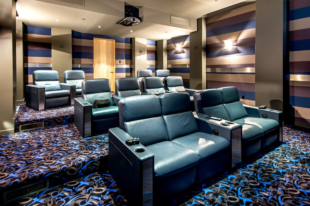 Immagine di un home theatre minimal chiuso con moquette, schermo di proiezione e pavimento multicolore
