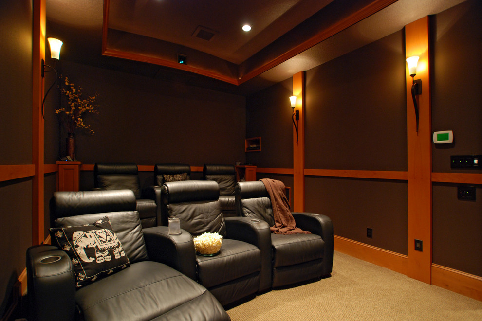 Diseño de cine en casa cerrado tradicional de tamaño medio con paredes marrones, moqueta y pantalla de proyección