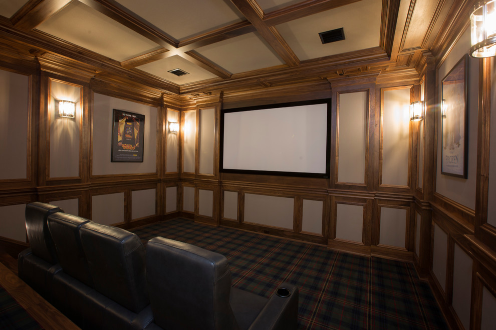 Exemple d'une grande salle de cinéma chic fermée avec un mur beige, moquette, un sol multicolore et un téléviseur encastré.